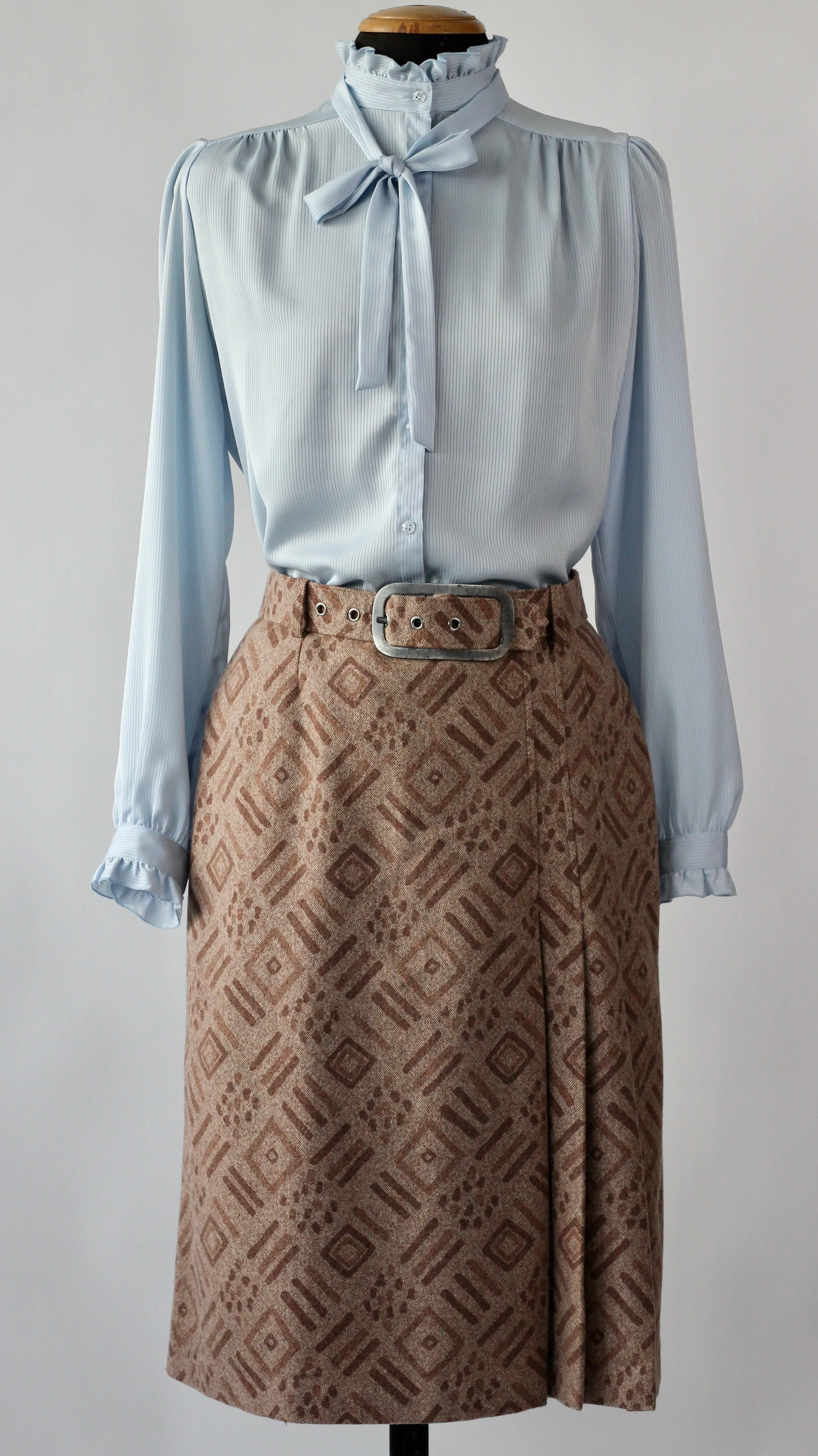 Vintage Beige High Waisted Skirt//Size S/M