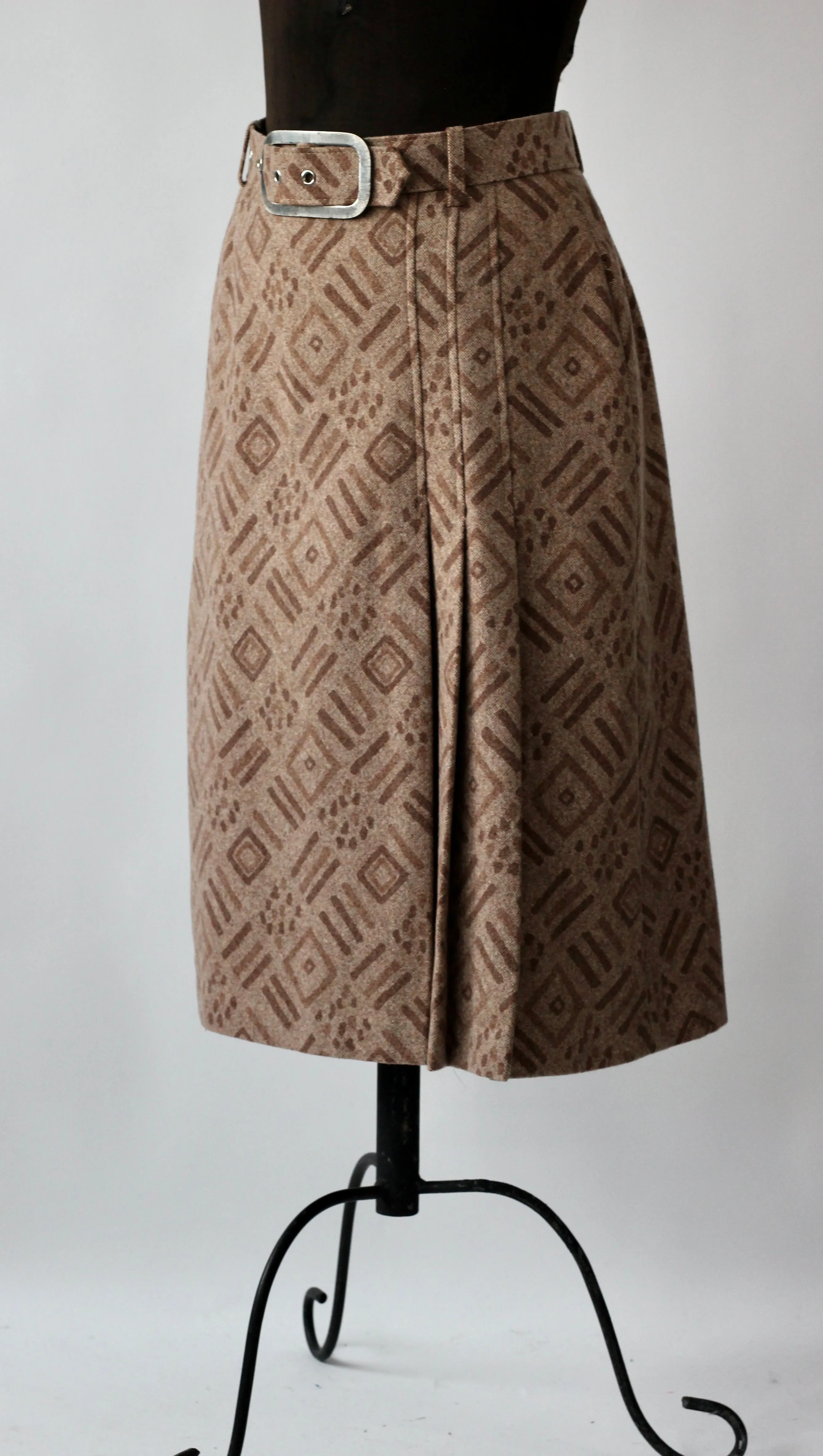 Vintage Beige High Waisted Skirt//Size S/M